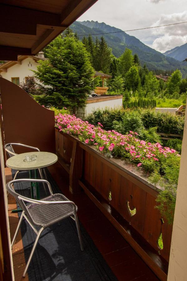 Haus Josef Bed & Breakfast Mayrhofen Exterior photo
