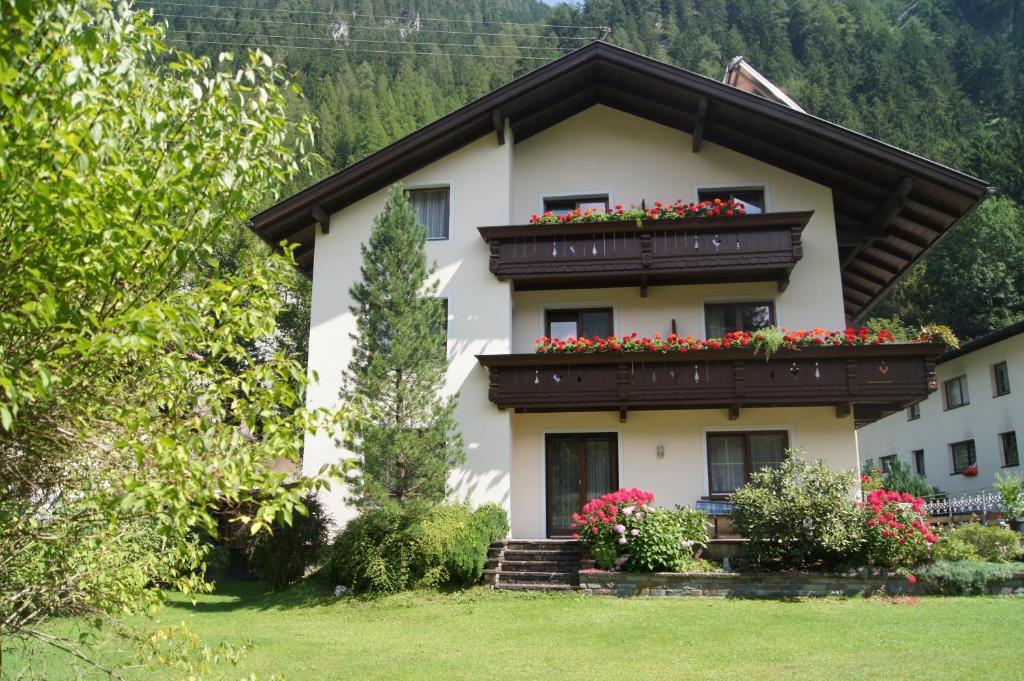 Haus Josef Bed & Breakfast Mayrhofen Exterior photo